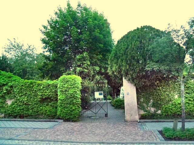Cemetery_entrance